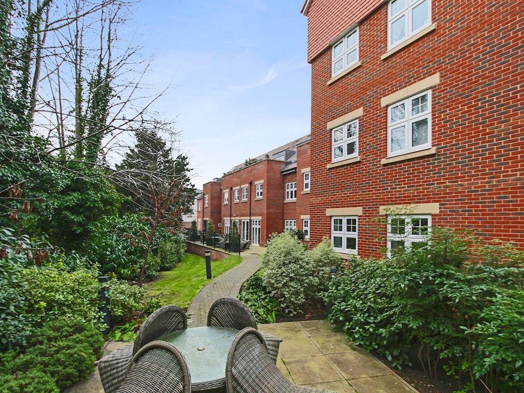 1 bed flat for sale in Marple Lane, Chalfont St. Peter, Gerrards Cross SL9, £375,000