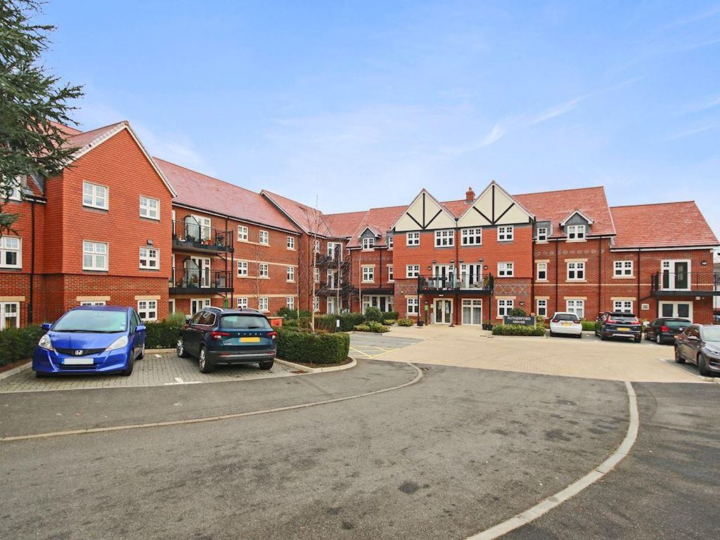 1 bed flat for sale in Marple Lane, Chalfont St. Peter, Gerrards Cross SL9, £375,000