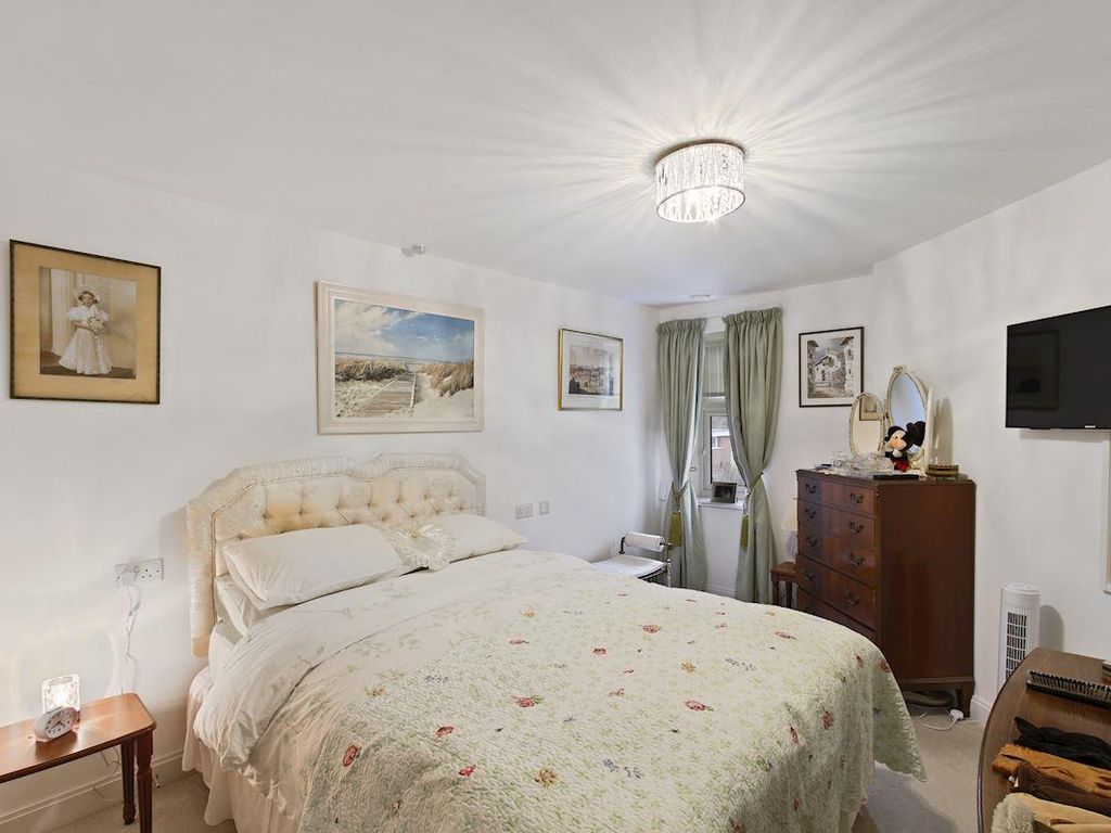 1 bed flat for sale in Marple Lane, Chalfont St. Peter, Gerrards Cross SL9, £375,000
