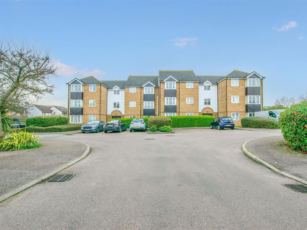2 bed flat to rent in Foxes Close, Hertford SG13, £1,200 pcm