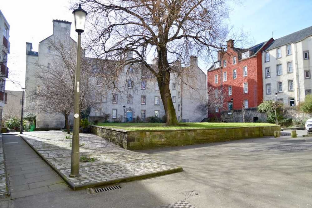 2 bed flat to rent in Chessels Court, Old Town EH8, £2,200 pcm
