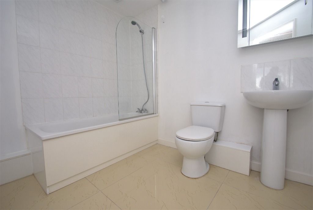 1 bed flat to rent in Bridge St, Andover SP10, £825 pcm