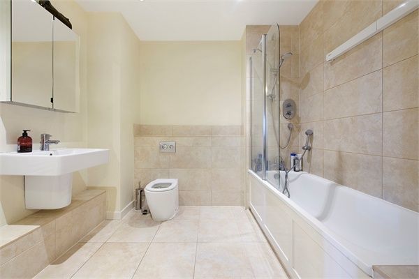 1 bed flat for sale in Newman Close, Willesden Green, London NW10, £400,000