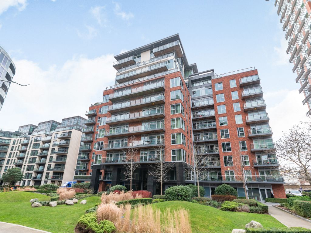 2 bed flat for sale in Juniper Drive, London SW18, £700,000