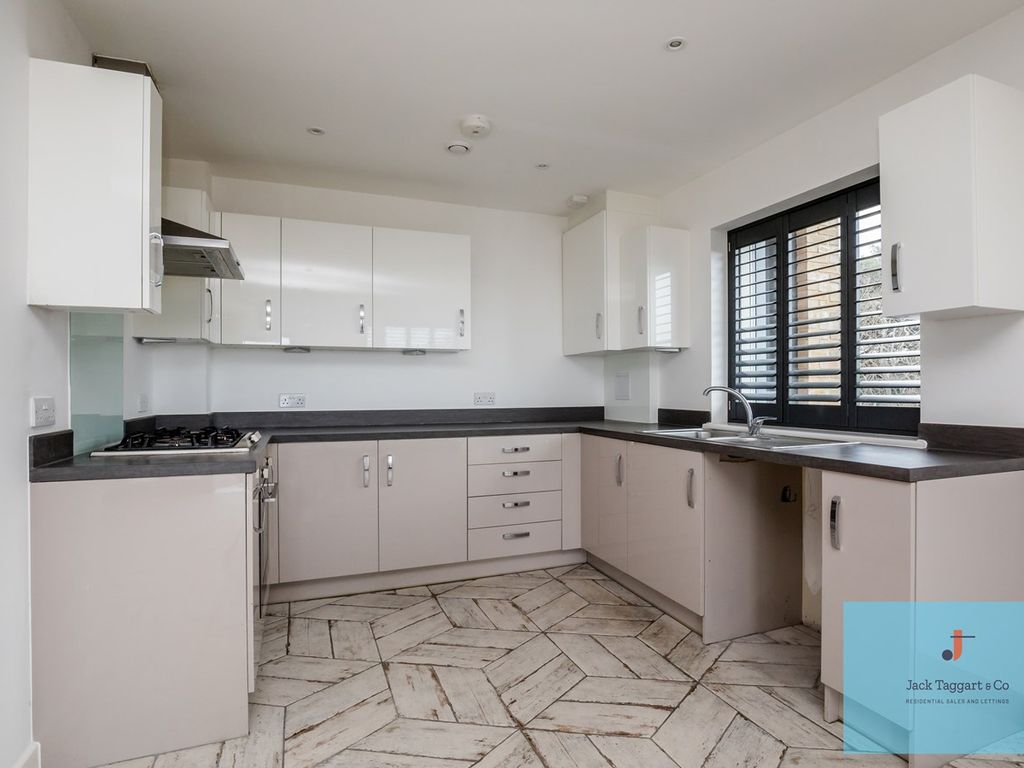 3 bed flat for sale in Hove Park Gardens, Hove BN3, £500,000