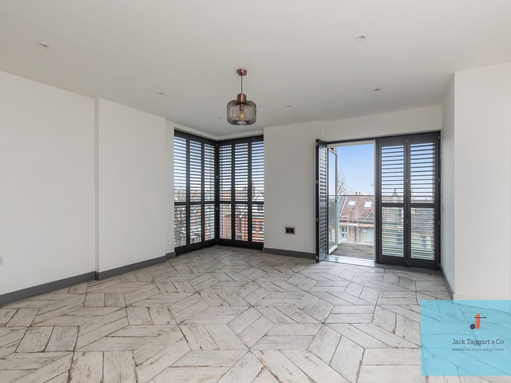 3 bed flat for sale in Hove Park Gardens, Hove BN3, £500,000