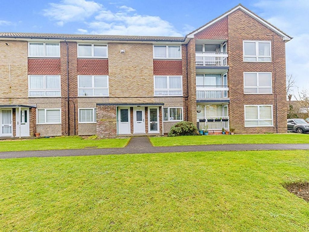 2 bed maisonette for sale in Banbury Court, Sutton SM2, £325,000