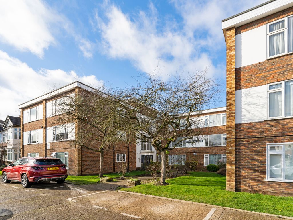 2 bed flat for sale in New Wanstead, London E11, £425,000