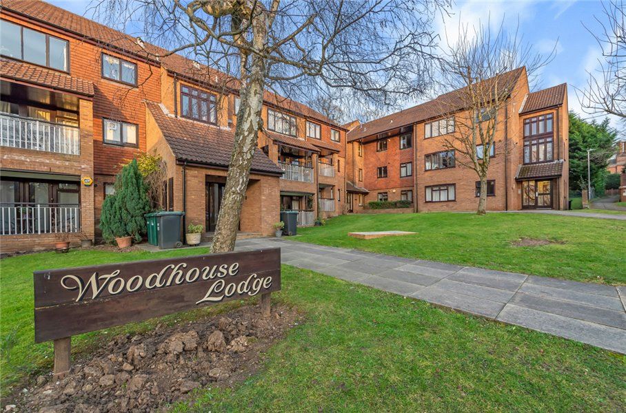 2 bed flat to rent in Woodhouse Eaves, Northwood HA6, £1,750 pcm