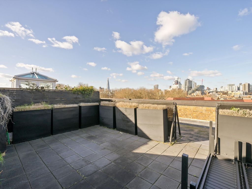 1 bed flat for sale in Chimney Court, Wapping E1W., £950,000