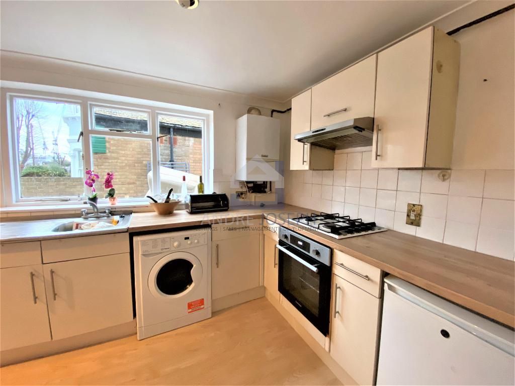 2 bed flat to rent in Elms Crescent, Clapham SW4, £2,400 pcm