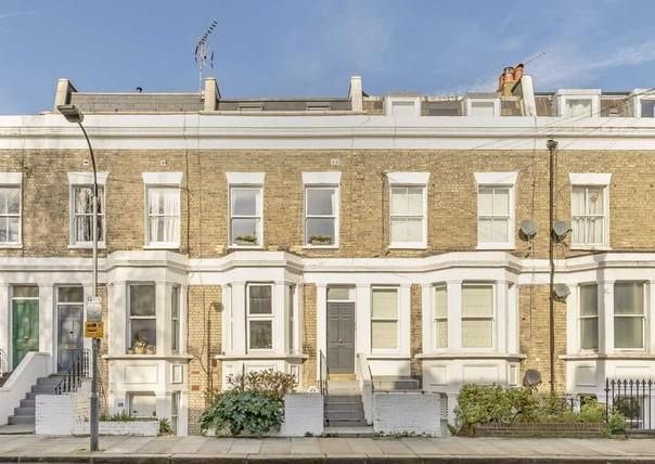 Studio to rent in Chesson Road, Fulham W14, £1,517 pcm