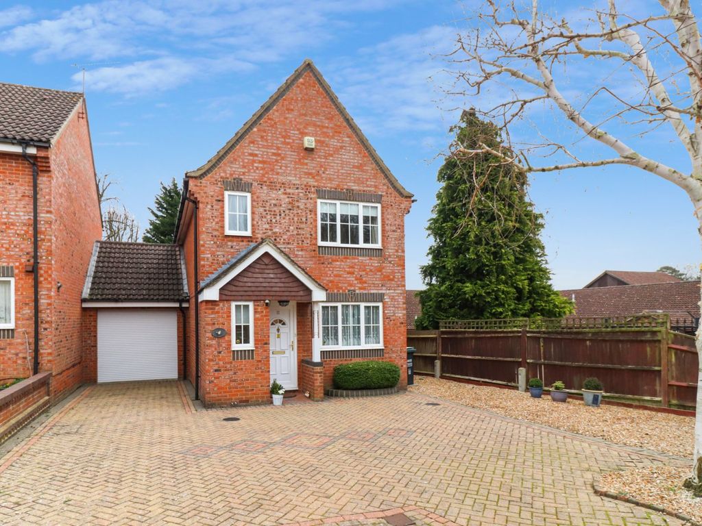 3 bed link-detached house for sale in Linnet Road, Abbots Langley WD5, £575,000