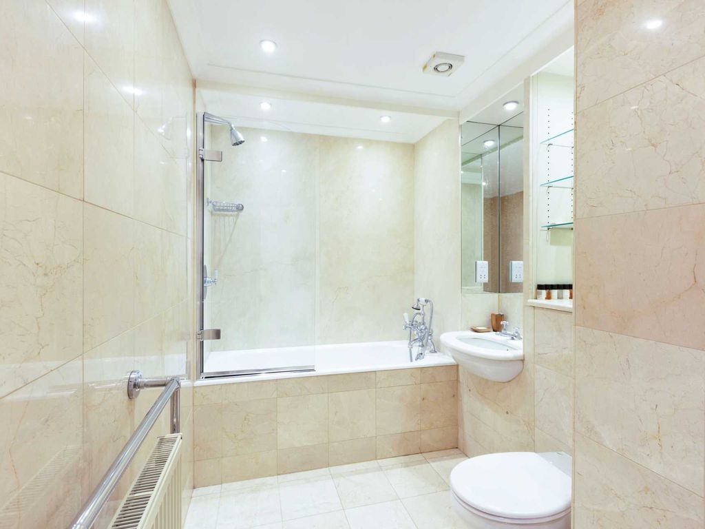 2 bed flat for sale in Juniper Court, Kensington Green W8, £1,750,000