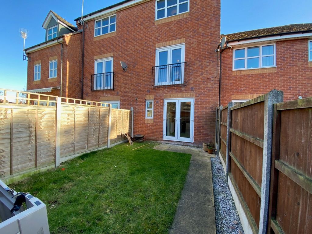 3 bed town house to rent in Salisbury Close, Crewe, Cheshire CW2, £975 pcm