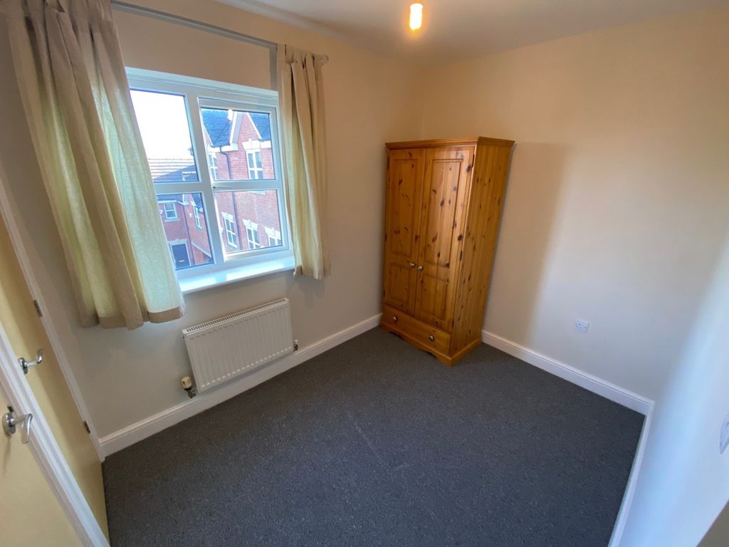 3 bed town house to rent in Salisbury Close, Crewe, Cheshire CW2, £975 pcm