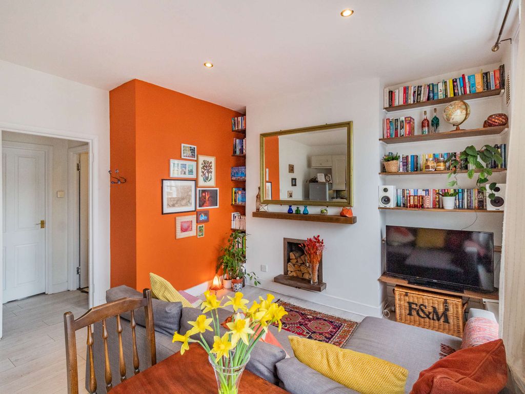 1 bed flat for sale in Branksome Road, London SW2, £350,000