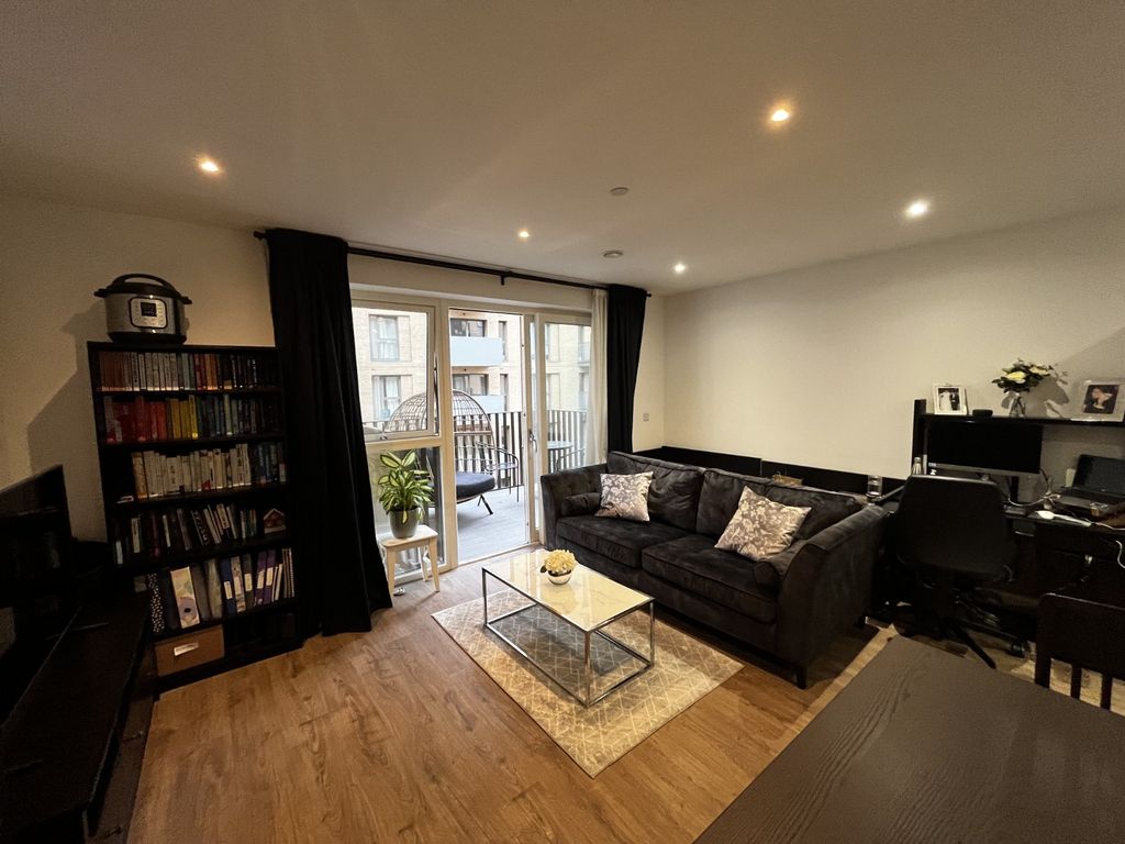 1 bed flat for sale in Moorhen Drive, London NW9, £345,000