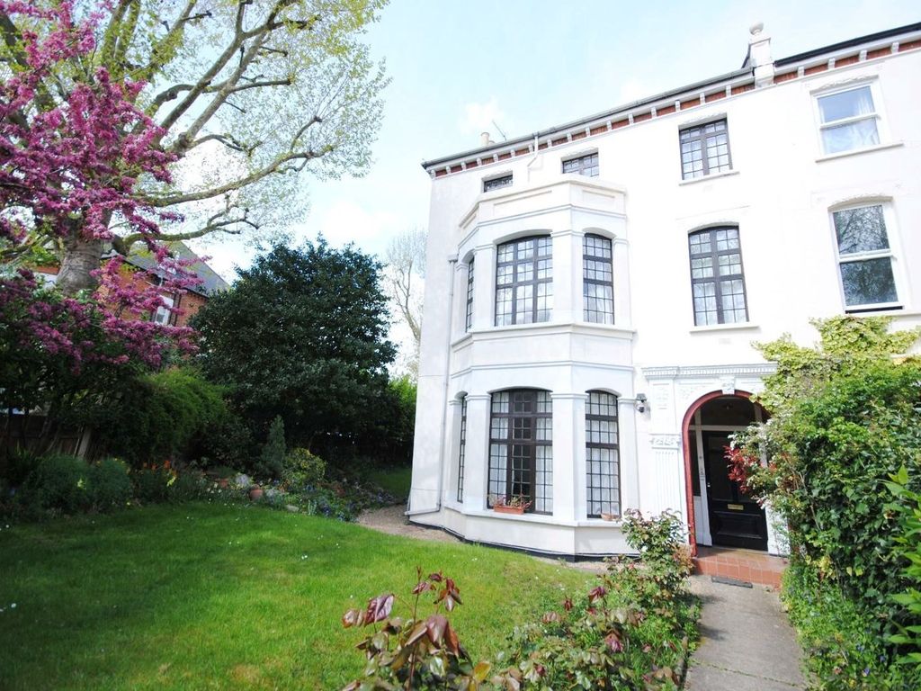 2 bed flat for sale in Grove Park, London SE5, £500,000