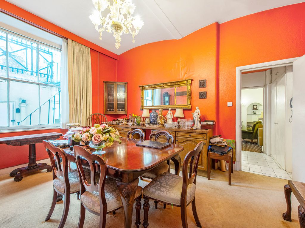 2 bed flat for sale in Rutland Gate, London SW7, £1,200,000