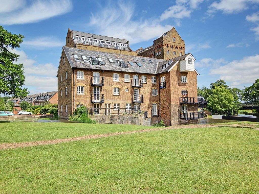 2 bed flat to rent in John Bunn Mill, Bourneside Road, Addlestone, Surrey KT15, £1,750 pcm