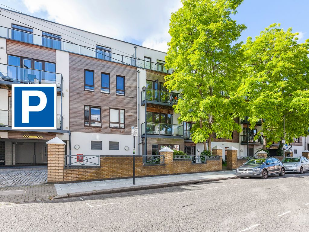 Parking/garage to rent in The Retreat, Earlsfield SW18, £50 pcm