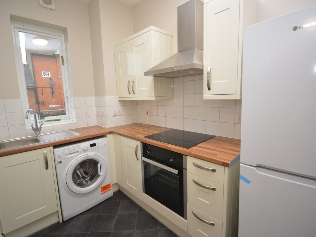 2 bed flat to rent in Baddow Road, Great Baddow, Chelmsford CM2, £950 pcm