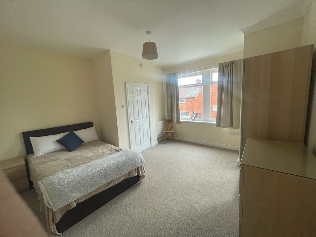 Room to rent in Princess Road, Doncaster S64, £563 pcm