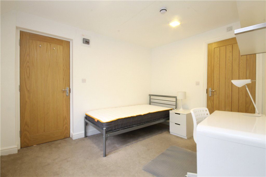 1 bed property to rent in Portsmouth Road, Guildford, Surrey GU2, £680 pcm