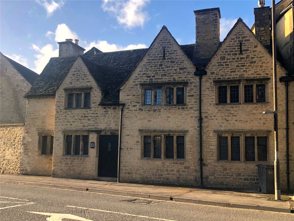 2 bed flat to rent in London Road, Cirencester, Gloucestershire GL7, £1,250 pcm
