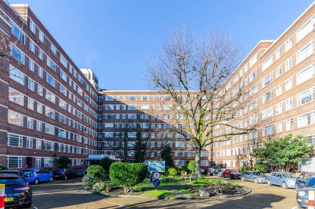 2 bed flat for sale in Balham High Road, Balham SW17, £575,000