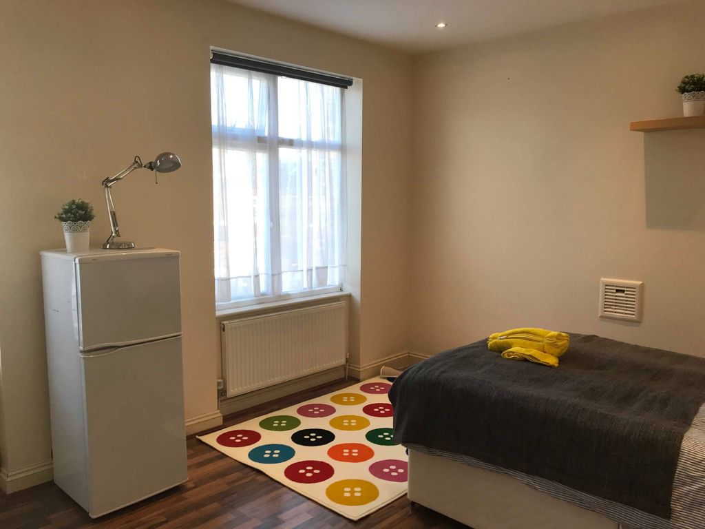 Room to rent in Chatsworth Road, Kilburn NW2, £1,120 pcm