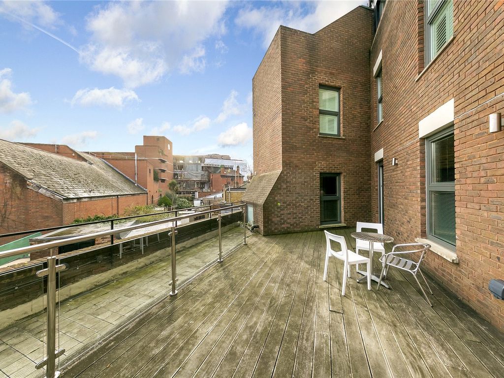 2 bed flat for sale in The Quadrant, Richmond TW9, £750,000