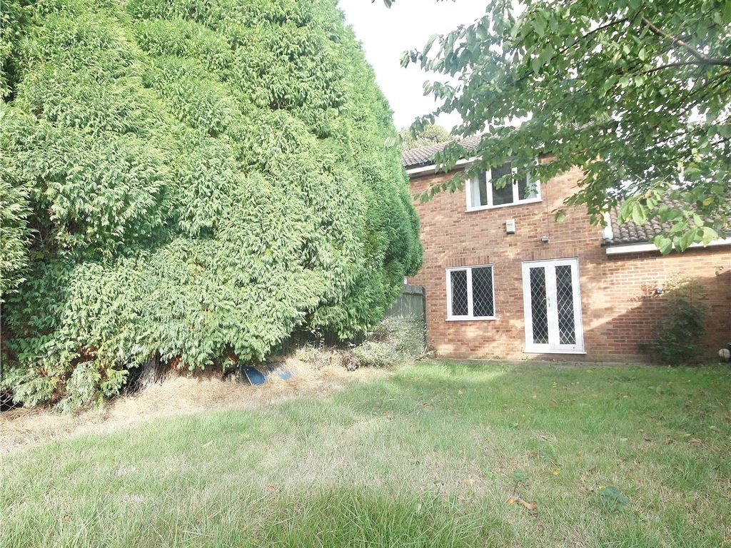 3 bed semi-detached house to rent in Ravenfield, Englefield Green, Egham, Surrey TW20, £2,000 pcm