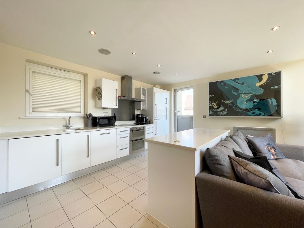 3 bed flat for sale in Kingscote Way, Brighton BN1, £475,000