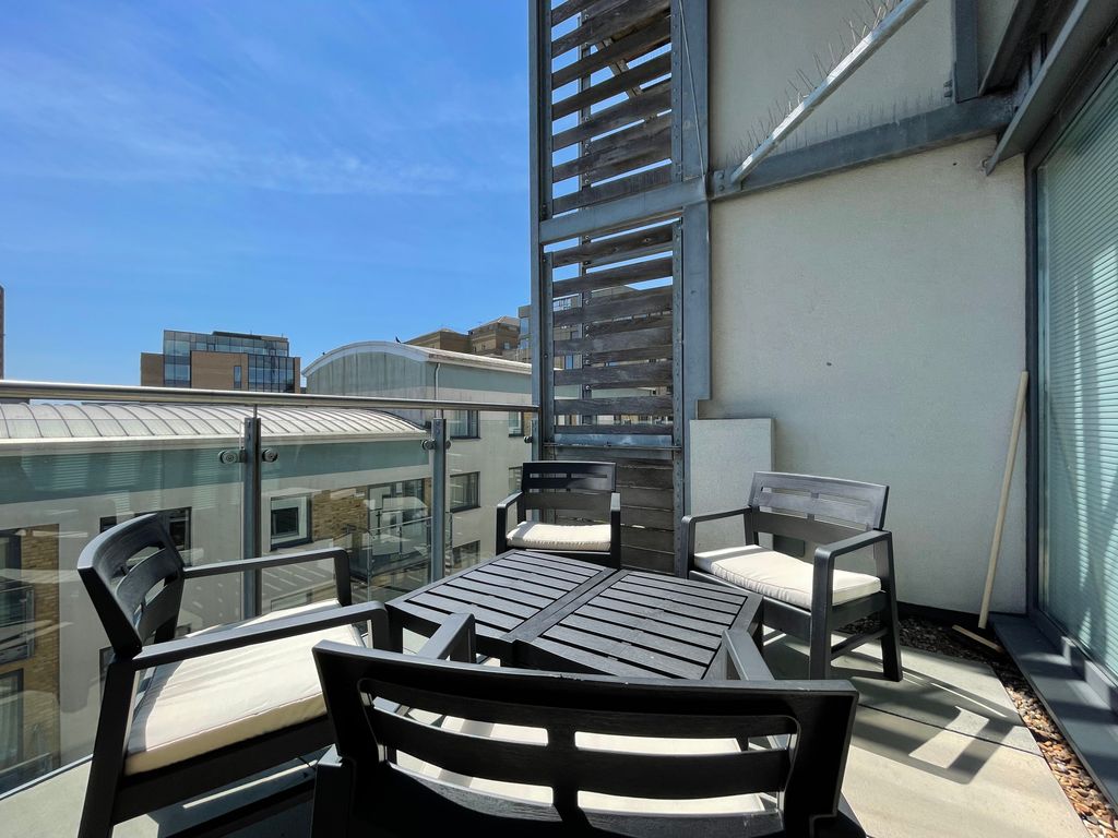3 bed flat for sale in Kingscote Way, Brighton BN1, £475,000
