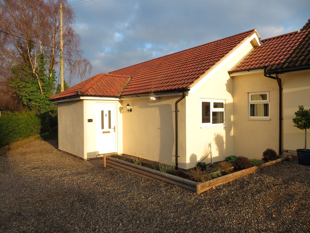2 bed bungalow to rent in Church Road, Clehonger, Hereford HR2, £825 pcm