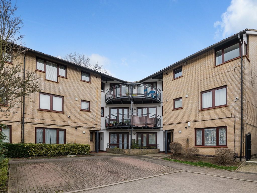 2 bed flat for sale in Shapland Way, Palmers Green, London N13, £325,000