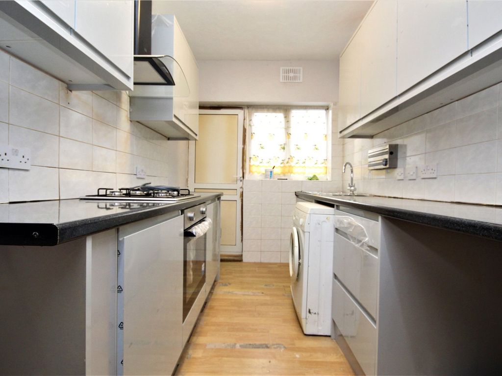 3 bed terraced house to rent in Oval Road South, Dagenham RM10, £2,000 pcm