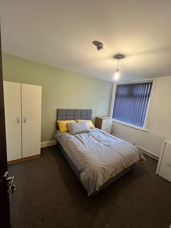 Room to rent in Warmsworth Road, Doncaster DN4, £390 pcm