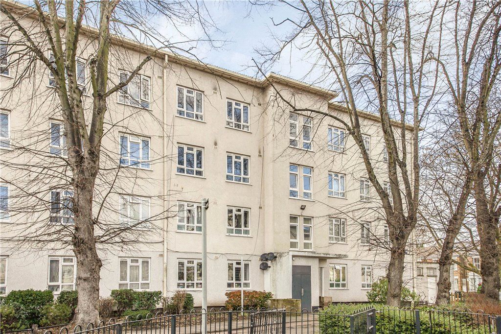 2 bed flat for sale in Hayter Road, London SW2, £370,000