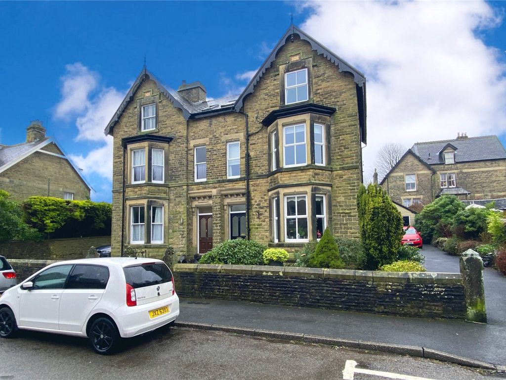 2 bed flat for sale in Compton Road, Buxton SK17, £150,000