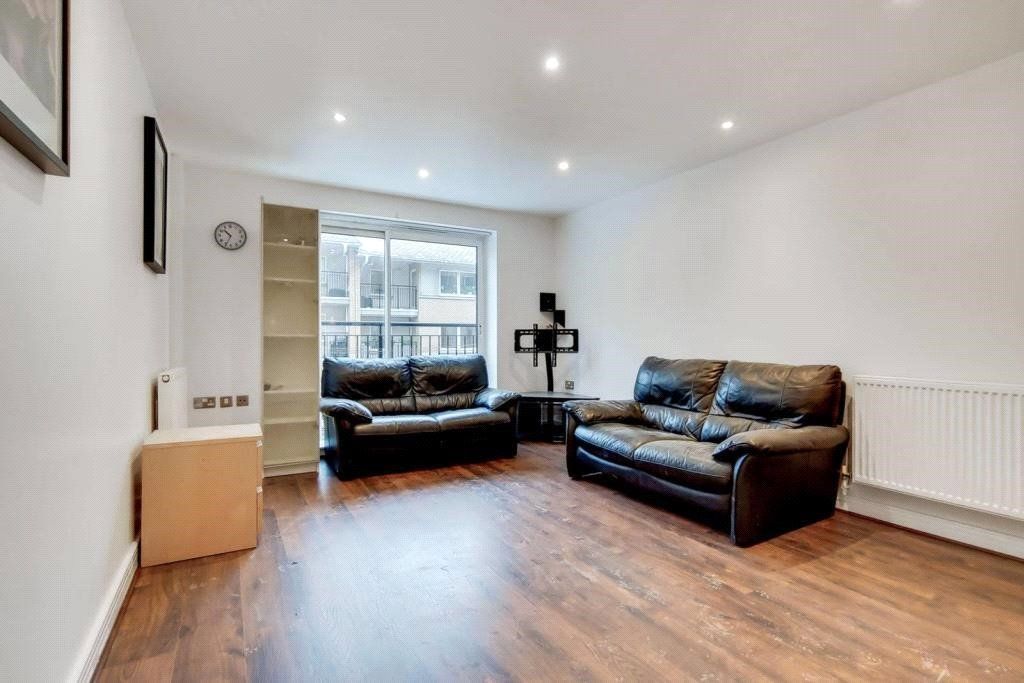 2 bed flat for sale in Newport Avenue, London E14, £400,000