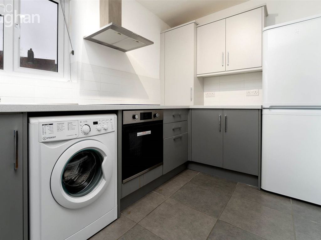 3 bed flat to rent in Horton Road, Brighton BN1, £2,150 pcm