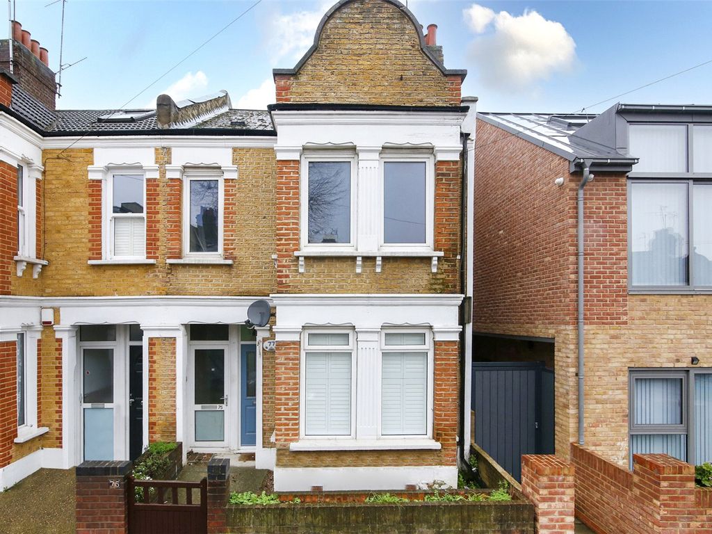 2 bed flat for sale in Eastcombe Avenue, Charlton SE7, £400,000