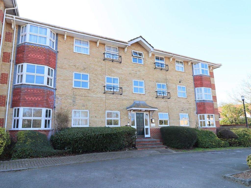 2 bed flat to rent in Wayletts, Leigh-On-Sea SS9, £1,125 pcm