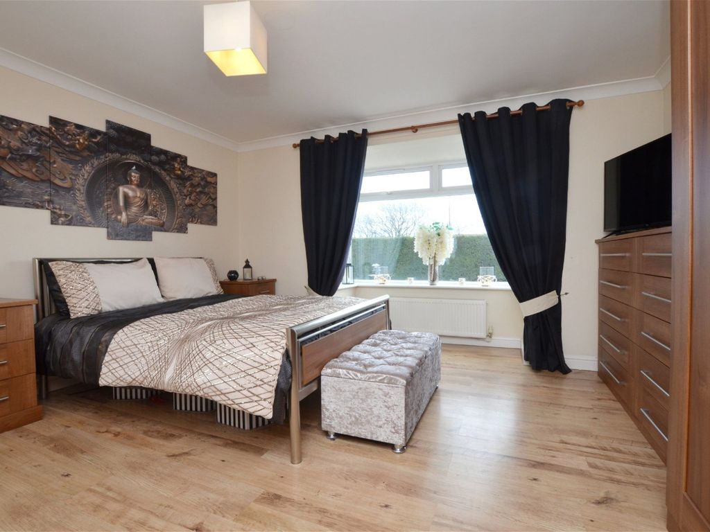 5 bed detached house for sale in Burton Road, Barnsley S71, £320,000