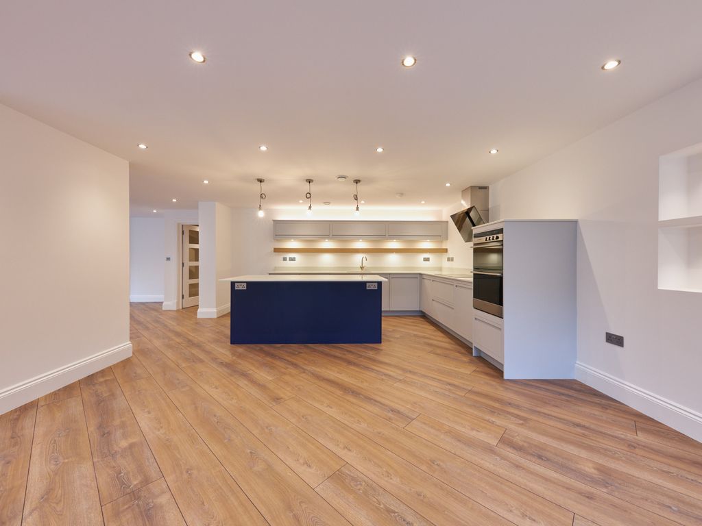 3 bed flat for sale in Ullswater Court, Mill Hill East, London NW4, £1,395,000