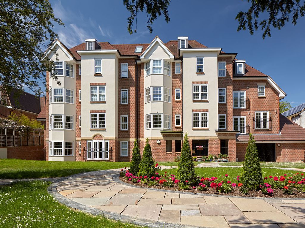 3 bed flat for sale in Ullswater Court, Mill Hill East, London NW4, £1,395,000