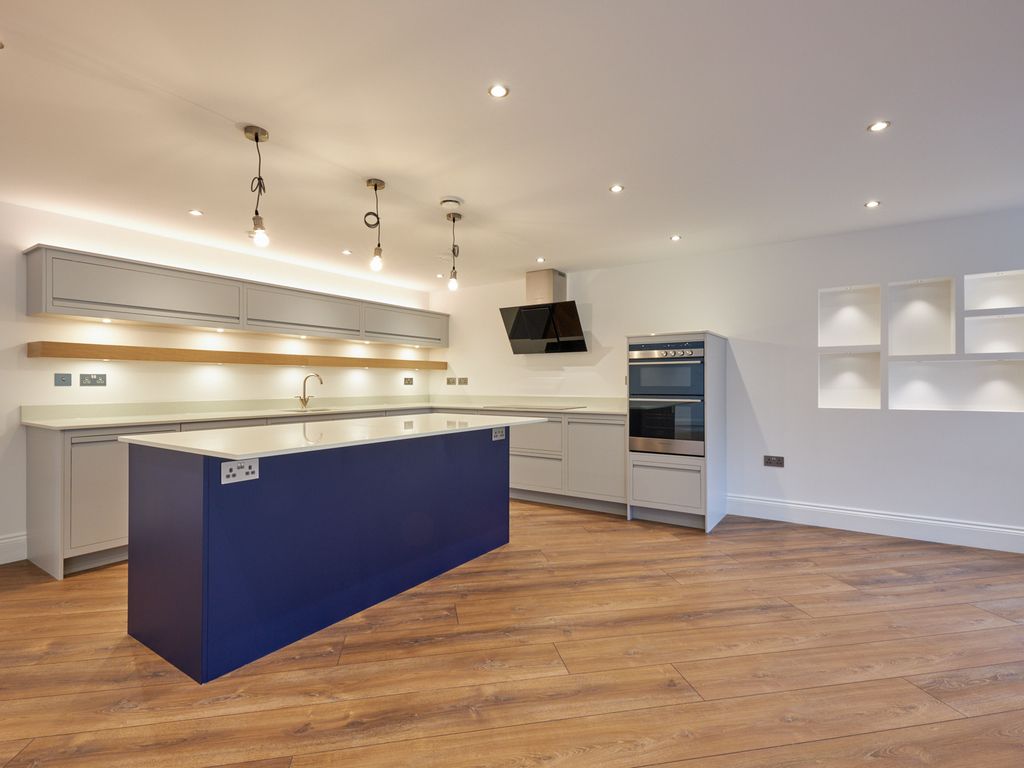 3 bed flat for sale in Ullswater Court, Mill Hill East, London NW4, £1,395,000